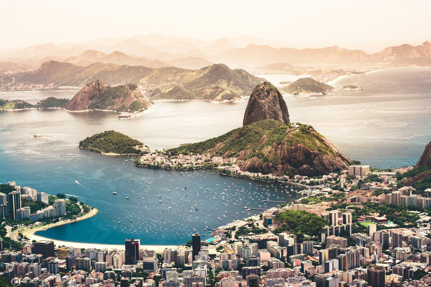 Vista aérea de Río de Janeiro con el Pan de Azúcar y la bahía, Brasil