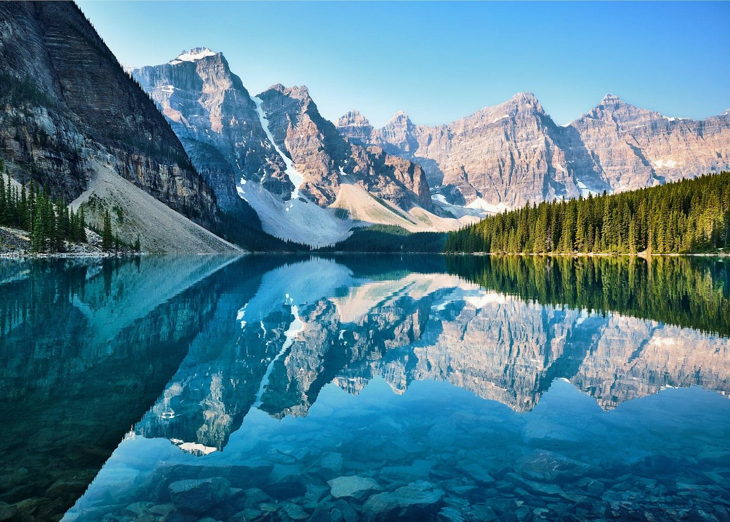 Lago Moraine rodeado de montañas nevadas en Canadá