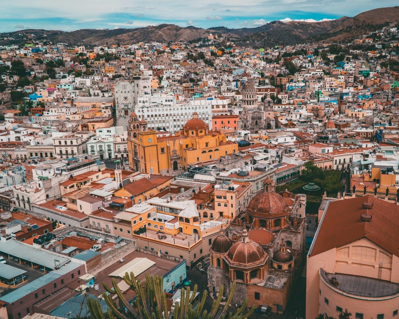 Vista aérea de las casas de colores de Guanajuato, México
