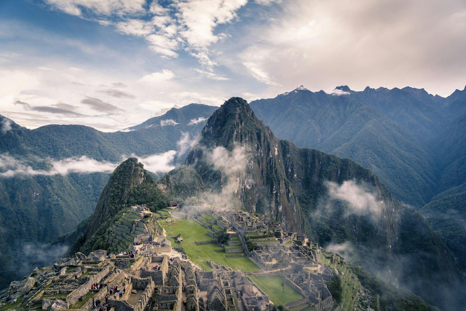 Ciudadela de Machu Picchu entre montañas y niebla, Perú